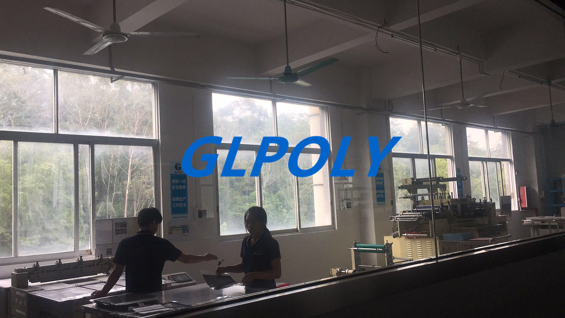GLPOLY的发展除了战略和战术还有什么呢? 今天您如果想了解GLPOLY,或者随便搜索即带您进入打开GLPOLY的官网,便能带您快速了解她的发展历程, 走进GLPOLY第一眼就是能看到目标管理的相关条幅,为绩效而工作,为结果而管理,管理是让客户方便,而不是为了自己方便,预测自己的最好方式就是创造自己,为”小而精,精而美,美而优”而努力.为什么GLPOLY在公司成立之初就用目标管理办法,目标管理之所以能发挥作用,还在于它大大增强了下团队的责任感,而责任感又是一个巨大的激励因素,团队许多动力的行为来自于被强烈的责任感所驱使,要充分发挥团队实现目标过程的积极性,主动性,创造性,增强其责任感是一条重要的途径,人是有责任感的,只要环境适当,人不仅会承担责任而且还会追求责任,很多研究结果表明, 最有效的手段是在实现目标过程中实行。自我控制 式管理有利于下属责任感增强， 进而促使团队积极性、 主动性， 创造性的充分发挥。所以， 增强责任感是自我控制" 的一种延伸结果,现实管理实践中的 目标管理 ,自我控制" 式的管理.其次是目标,目标为所有的管理决策指明了方向， 并且作为标准可用来衡量实际的绩效,其直接的作用主要体现在对管理过程的控制环节, 但是, 作为活动的预期目的和结果， 目标对管理的重要作用又不局限于此， 它可以对人产生巨大的激励作用， 这种作用将贯穿于整个管理环节， 使得管理活动获得最佳效益。 目标的激励作用主要表现也有几个方面: 一是在目标确定后呢， 它能使人明确方向看到前景,因而能起到鼓舞人心、 振奋精神和激发斗志的作用; 二是在目标执行过程中， 由于目标的制定都具有一定的先进性和挑战性的， 在实际工作中必须通过一定的努力才能达到的， 因而有利于激发人们的积极性和创造; 三是在目标实现以后， 由于人们的愿望和追求得到了实现， 同时也看到了自己的预期结果和工作成绩， 因而在心理上会产生一种满足感和自豪感， 这样就会激励人们以更大的热情和信心去承担新的任务以达到新的目标。GLPOLY就是一家这样的公司,以目标而管理的公司,销售团队是由一批很有活力且有互联网思维的90后团队打造,GLPOLY总经理康美宇先生非常关心他们的成长，以责任鼓励创新为出发点，鼓励他们大胆的去做，鼓励把他们的想法变成现实，不断的迭代优化，通过这样一个方式鼓励他们大胆的创造,鼓励他们勇敢的”走”出去 ,而且是思维,胆识,眼界真正的走出去跟更高层接轨. ,小编也是最喜欢那些善良有力的队友们.此刻,GLPOLY有的同事还在外面解决客户的问题,有的同事还在写着明天计划, 1．明天的目标是什么呢？ 2．明天要怎么安排时间呢? 3．明天最重要的三件事是什么呢？ 4．明天准备学哪些新东西？ 5．明天准备在哪方面进步一点点？ 6．明天如何使自己活得更健康、更开心？ 7．今天又是否完成了目标？  GLPOLY的团队每天是这么工作的,所以快速发展是必然的吧,最后再以目标管理的一句话以”为努力的自己加油”结束今天的分享.