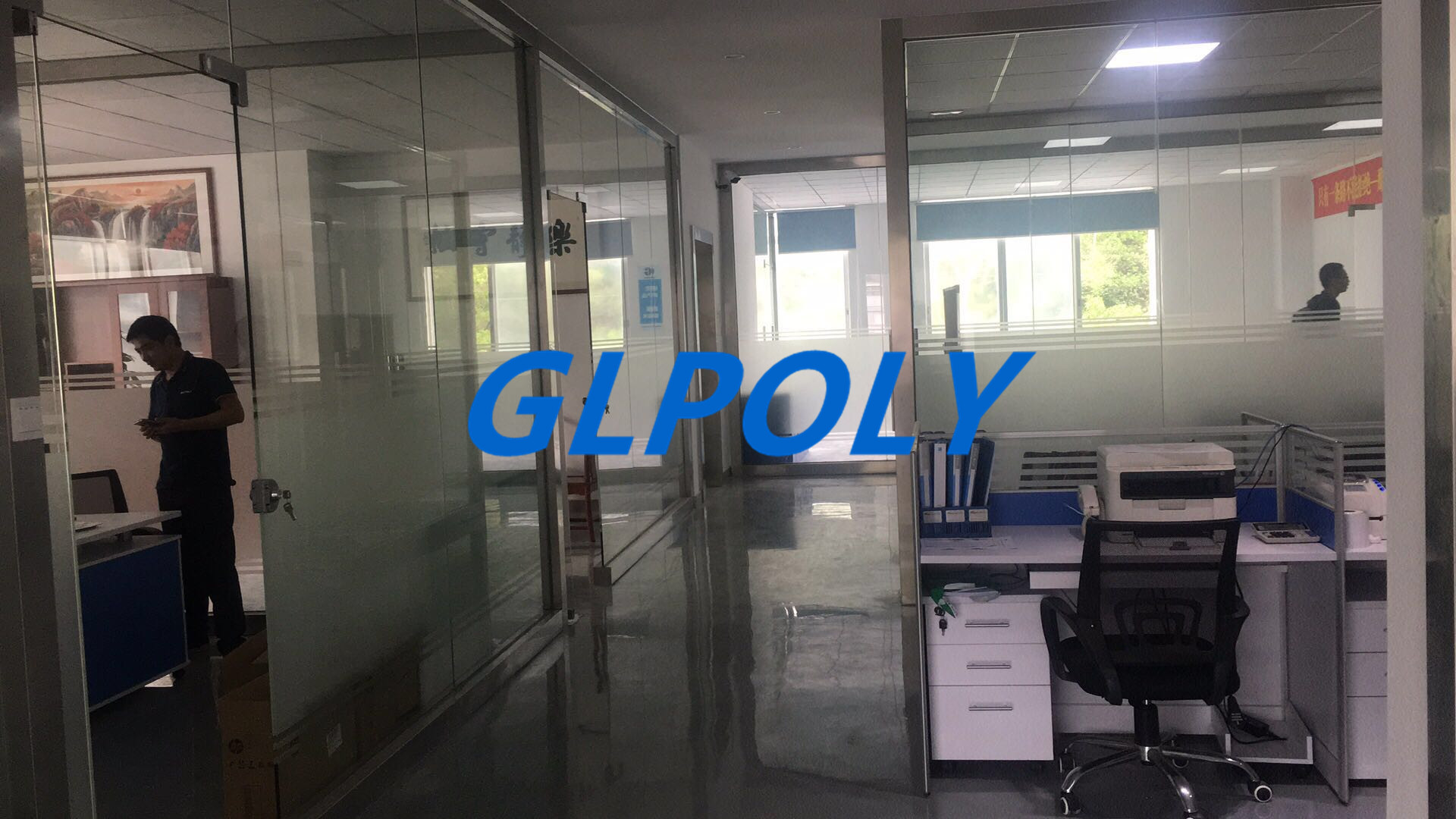 GLPOLY的发展除了战略和战术还有什么呢? 今天您如果想了解GLPOLY,或者随便搜索即带您进入打开GLPOLY的官网,便能带您快速了解她的发展历程, 走进GLPOLY第一眼就是能看到目标管理的相关条幅,为绩效而工作,为结果而管理,管理是让客户方便,而不是为了自己方便,预测自己的最好方式就是创造自己,为”小而精,精而美,美而优”而努力.为什么GLPOLY在公司成立之初就用目标管理办法,目标管理之所以能发挥作用,还在于它大大增强了下团队的责任感,而责任感又是一个巨大的激励因素,团队许多动力的行为来自于被强烈的责任感所驱使,要充分发挥团队实现目标过程的积极性,主动性,创造性,增强其责任感是一条重要的途径,人是有责任感的,只要环境适当,人不仅会承担责任而且还会追求责任,很多研究结果表明, 最有效的手段是在实现目标过程中实行。自我控制 式管理有利于下属责任感增强， 进而促使团队积极性、 主动性， 创造性的充分发挥。所以， 增强责任感是自我控制" 的一种延伸结果,现实管理实践中的 目标管理 ,自我控制" 式的管理.其次是目标,目标为所有的管理决策指明了方向， 并且作为标准可用来衡量实际的绩效,其直接的作用主要体现在对管理过程的控制环节, 但是, 作为活动的预期目的和结果， 目标对管理的重要作用又不局限于此， 它可以对人产生巨大的激励作用， 这种作用将贯穿于整个管理环节， 使得管理活动获得最佳效益。 目标的激励作用主要表现也有几个方面: 一是在目标确定后呢， 它能使人明确方向看到前景,因而能起到鼓舞人心、 振奋精神和激发斗志的作用; 二是在目标执行过程中， 由于目标的制定都具有一定的先进性和挑战性的， 在实际工作中必须通过一定的努力才能达到的， 因而有利于激发人们的积极性和创造; 三是在目标实现以后， 由于人们的愿望和追求得到了实现， 同时也看到了自己的预期结果和工作成绩， 因而在心理上会产生一种满足感和自豪感， 这样就会激励人们以更大的热情和信心去承担新的任务以达到新的目标。GLPOLY就是一家这样的公司,以目标而管理的公司,销售团队是由一批很有活力且有互联网思维的90后团队打造,GLPOLY总经理康美宇先生非常关心他们的成长，以责任鼓励创新为出发点，鼓励他们大胆的去做，鼓励把他们的想法变成现实，不断的迭代优化，通过这样一个方式鼓励他们大胆的创造,鼓励他们勇敢的”走”出去 ,而且是思维,胆识,眼界真正的走出去跟更高层接轨. ,小编也是最喜欢那些善良有力的队友们.此刻,GLPOLY有的同事还在外面解决客户的问题,有的同事还在写着明天计划, 1．明天的目标是什么呢？ 2．明天要怎么安排时间呢? 3．明天最重要的三件事是什么呢？ 4．明天准备学哪些新东西？ 5．明天准备在哪方面进步一点点？ 6．明天如何使自己活得更健康、更开心？ 7．今天又是否完成了目标？  GLPOLY的团队每天是这么工作的,所以快速发展是必然的吧,最后再以目标管理的一句话以”为努力的自己加油”结束今天的分享.